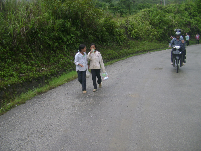 Những cô bé này trước khi rời chợ không quên mua thêm một ít đồ ăn vặt mang về nhà Những cô bé này trước khi rời chợ không quên mua thêm một ít đồ ăn vặt mang về nhà