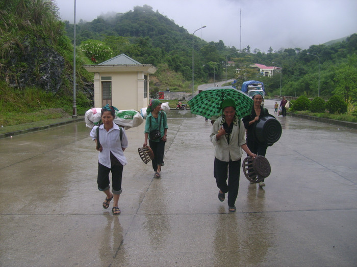 Những chị em đồng bào dân tộc thì tranh thủ đi bộ hàng chục km để trao đổi hàng hóa và mua thêm những đồ dùng sinh hoạt cần thiết trong phiên chợ hiếm nơi miiền biên giới còn nhiều khó khăn này Những chị em đồng bào dân tộc thì tranh thủ đi bộ hàng chục km để trao đổi hàng hóa và mua thêm những đồ dùng sinh hoạt cần thiết trong phiên chợ hiếm nơi miiền biên giới còn nhiều khó khăn này