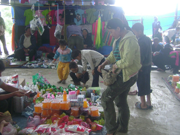 Người phụ nữ này là một trong số ít những người chuyên đi đổi tiền cho các tiểu thương và người mua hàng trong phiên chợ đặc biêt này Người phụ nữ này là một trong số ít những người chuyên đi đổi tiền cho các tiểu thương và người mua hàng trong phiên chợ đặc biêt này
