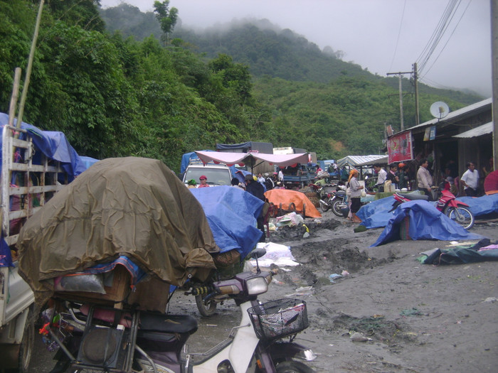 Mỗi phiên chợ chỉ kéo dài trong vòng hai ngày Mỗi phiên chợ chỉ kéo dài trong vòng hai ngày