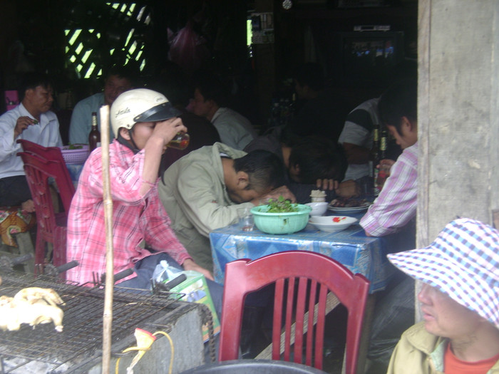 Đây cũng là dịp cho cánh mày râu hai nước gặp nhau cụng ly và không ít người đã gục ngay tại quán Đây cũng là dịp cho cánh mày râu hai nước gặp nhau cụng ly và không ít người đã gục ngay tại quán