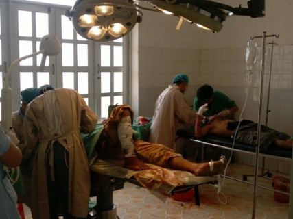 Các nạn nhân trong vụ hỗn chiến được đi cấp cứu trong tình trạng đa chấn thương