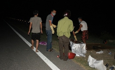 Cơ quan chức năng đang tiến hành khâm liệm thi thể của hai nạn nhân