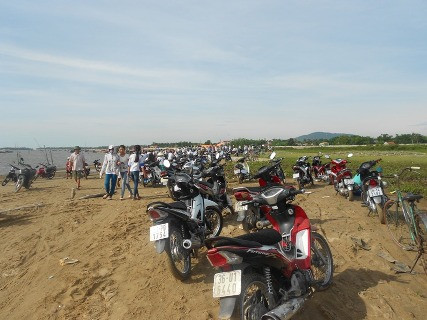 Không biết đến bao giờ vết nhơ của cuộc hỗn chiến bên bờ sông Yên này mới được rửa sạch