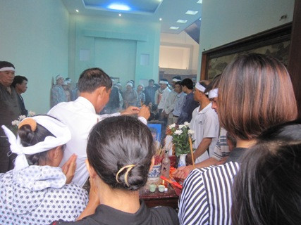 Nhiều người dân, người thân, bạn bè của hai em và gia đình đã thắp những nén hương vĩnh biệt cầu mong linh hồn hai anh em Sơn, Đức sớm được siêu thoát