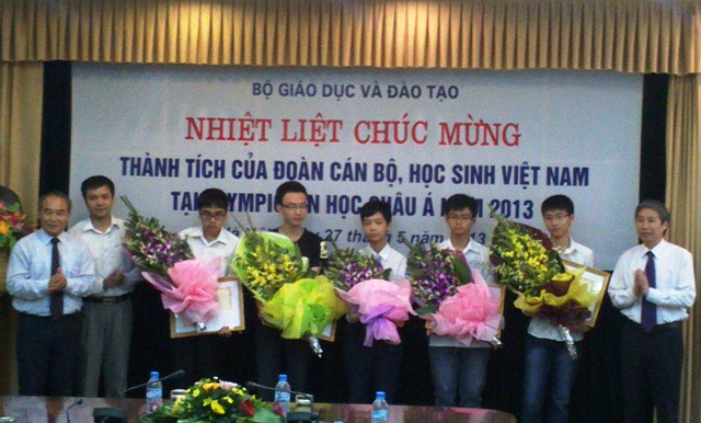 5 thành viên đoàn Olympic Tin học Việt Nam được Bộ GD&ĐT tặng bằng khen. Ảnh Xuân Trung 5 thành viên đoàn Olympic Tin học Việt Nam được Bộ GD&ĐT tặng bằng khen. Ảnh Xuân Trung