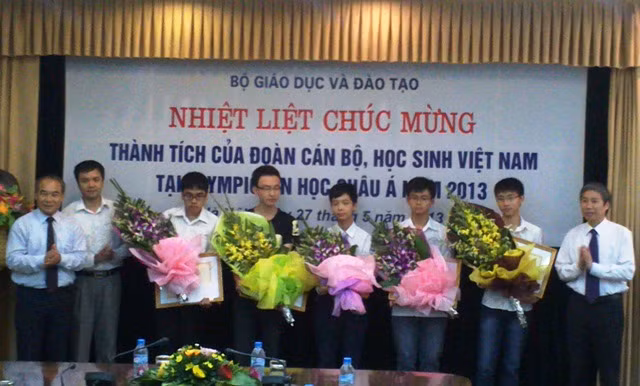 5 thành viên đoàn Olympic Tin học Việt Nam được Bộ GD&ĐT tặng bằng khen. Ảnh Xuân Trung