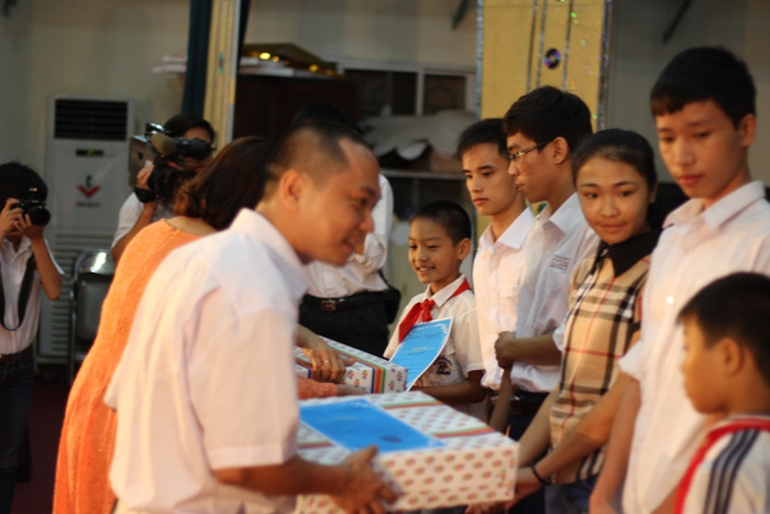 6 chiếc máy tính trị giá 10 triệu đồng/chiếc được trao cho 6 học sinh xuât sắc của cuộc thi ViOlympic năm học 2012-2013. 6 chiếc máy tính trị giá 10 triệu đồng/chiếc được trao cho 6 học sinh xuât sắc của cuộc thi ViOlympic năm học 2012-2013.