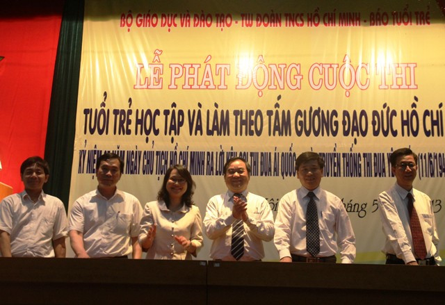 Thứ trưởng Bộ GD&ĐT Trần Quang Quý (đứng giữa) ấn nút phát động Cuộc thi trực tuyến “Tuổi trẻ học tập và làm theo tấm gương đạo đức Hồ Chí Minh”. Ảnh Xuân Trung Thứ trưởng Bộ GD&ĐT Trần Quang Quý (đứng giữa) ấn nút phát động Cuộc thi trực tuyến “Tuổi trẻ học tập và làm theo tấm gương đạo đức Hồ Chí Minh”. Ảnh Xuân Trung