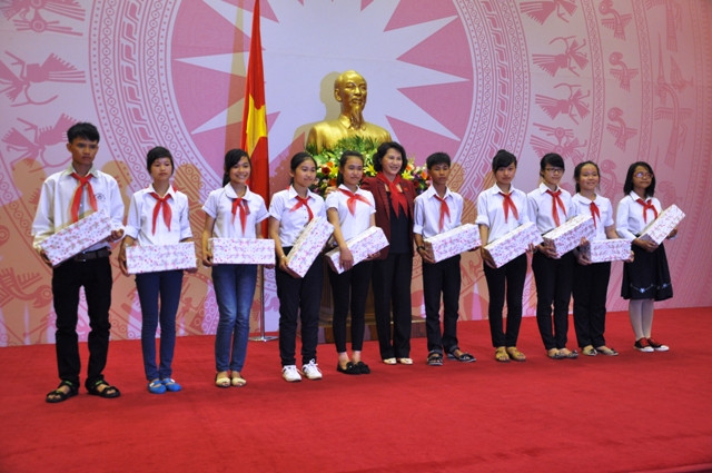 Tuyên dương các "dũng sĩ nhí". Ảnh Xuân Trung Tuyên dương các "dũng sĩ nhí". Ảnh Xuân Trung