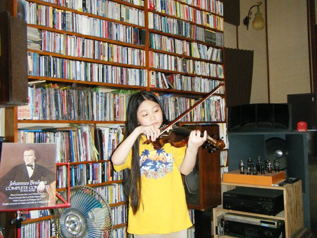 Ngoài học giỏi tiếng Anh, Phan Biếc Ly còn là cây Violon tài năng. Ngoài học giỏi tiếng Anh, Phan Biếc Ly còn là cây Violon tài năng.