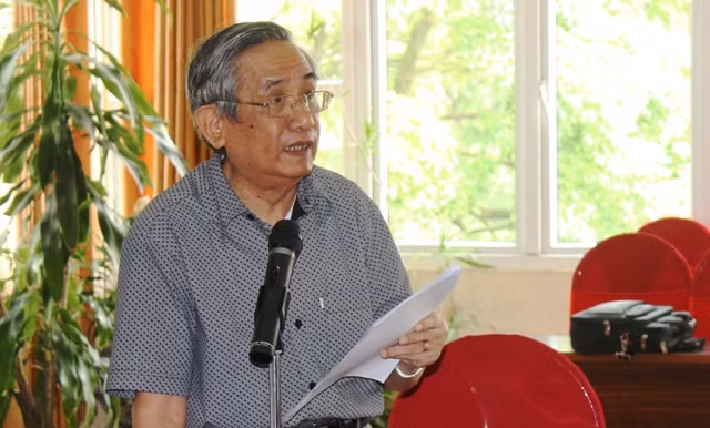 GS Vũ Dương Ninh ví von nội dung SGK giống như “trói voi bỏ rọ”, thậm chí ở nhiều chỗ trong sách tác giả đành đưa khái niệm để thay thế cho sự kiện, đưa lí thuyết chung để thay thế cho thực tiễn lịch sử. Ảnh Xuân Trung