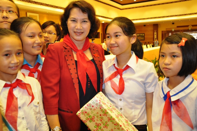Phó Chủ tịch Quốc hội Nguyễn Thị Kim Ngân xúc động trước những hành động nghĩa khí của các "dũng sĩ nhí". Ảnh Xuân Trung Phó Chủ tịch Quốc hội Nguyễn Thị Kim Ngân xúc động trước những hành động nghĩa khí của các "dũng sĩ nhí". Ảnh Xuân Trung