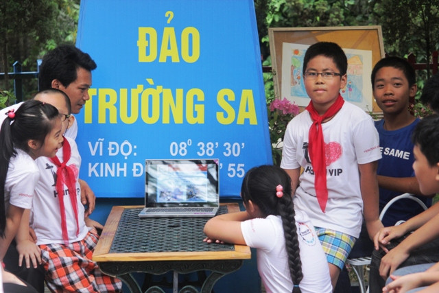 Với kiến thức biển, đảo và chủ quyền lãnh thổ được trang bị từ khi học tiểu học, theo thầy Trịnh Tuấn ở lứa tuổi này các em sẽ hình thành một ý thức rất rõ ràng về lãnh thổ và chủ quyền đất nước. Với kiến thức biển, đảo và chủ quyền lãnh thổ được trang bị từ khi học tiểu học, theo thầy Trịnh Tuấn ở lứa tuổi này các em sẽ hình thành một ý thức rất rõ ràng về lãnh thổ và chủ quyền đất nước.