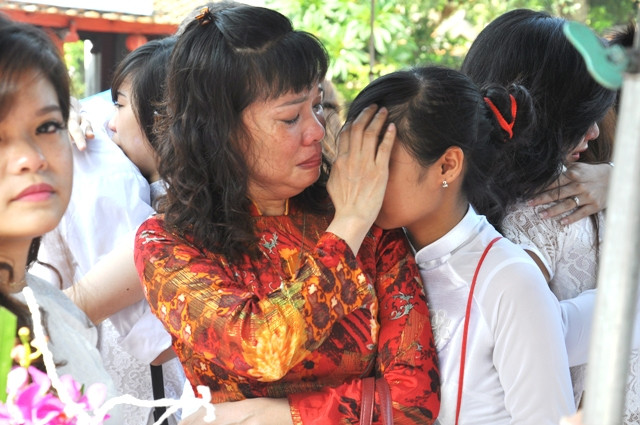 Chỉ còn vài ngày nữa là chúng em xa cô, xa mái trường yêu dấu đã nuôi dưỡng chúng em nên người. Chúc các trò thành công, tự tin trên con đường học tập và cuộc sống.