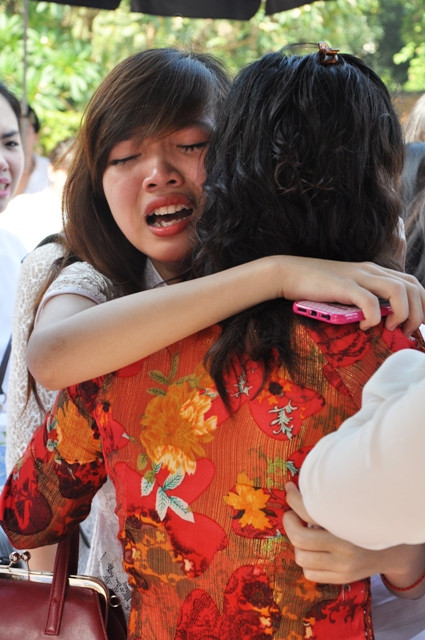 Chúng con sẽ luôn mãi nhớ về mái trường xưa, nơi có cô, có thầy và bạn bè.