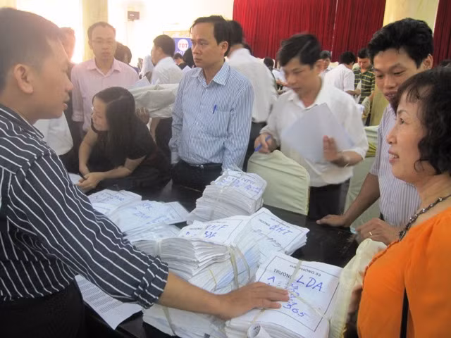 Các Sở GD&ĐT phía Bắc bàn giao hồ sơ cho Cục khảo thí sáng hôm nay. Ảnh Xuân Trung