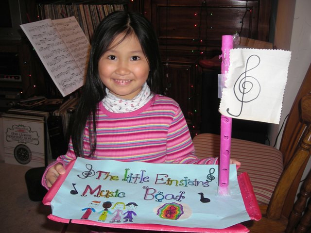 Chú thích ảnh: Phan Biếc Ly và chiếc thuyền âm nhạc tự làm. Chú thích ảnh: Phan Biếc Ly và chiếc thuyền âm nhạc tự làm.