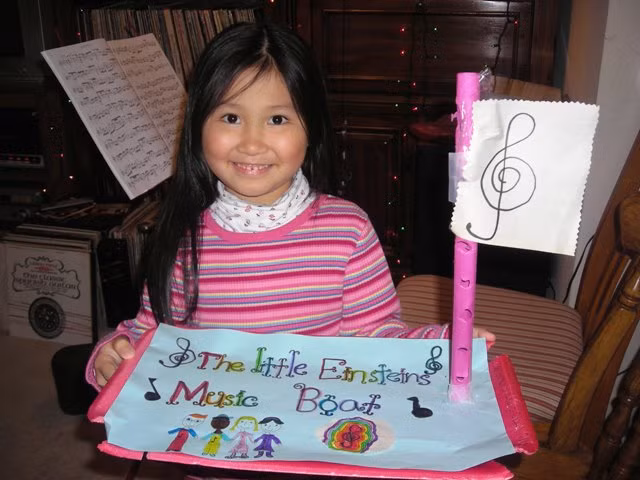 Chú thích ảnh: Phan Biếc Ly và chiếc thuyền âm nhạc tự làm.