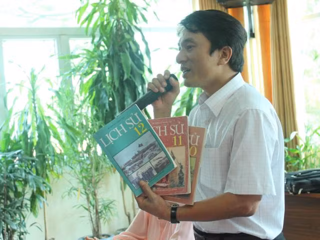 Thầy Trần Trung Hiếu tay cầm quyển SGK Lịch sử phổ thông nói về những bất cập trong nội dung tại Hội thảo về SGK Lịch sử gần đây. Ảnh Xuân Trung Thầy Trần Trung Hiếu tay cầm quyển SGK Lịch sử phổ thông nói về những bất cập trong nội dung tại Hội thảo về SGK Lịch sử gần đây. Ảnh Xuân Trung