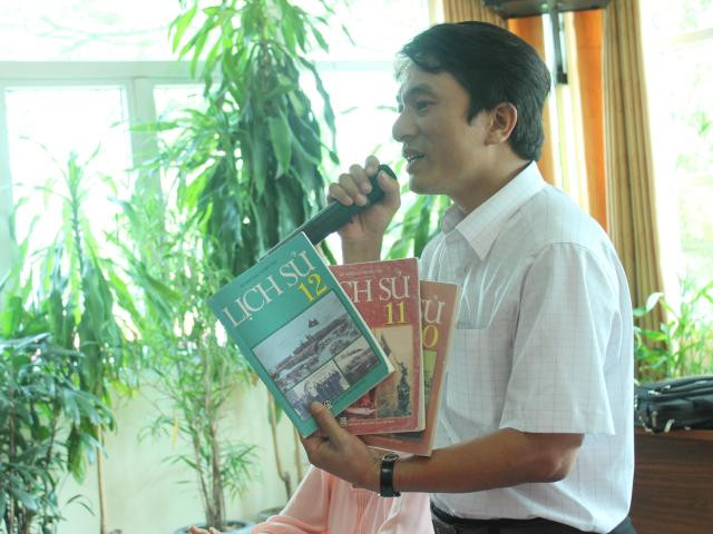 Thầy Trần Trung Hiếu tay cầm quyển SGK Lịch sử phổ thông nói về những bất cập trong nội dung tại Hội thảo về SGK Lịch sử gần đây. Ảnh Xuân Trung Thầy Trần Trung Hiếu tay cầm quyển SGK Lịch sử phổ thông nói về những bất cập trong nội dung tại Hội thảo về SGK Lịch sử gần đây. Ảnh Xuân Trung