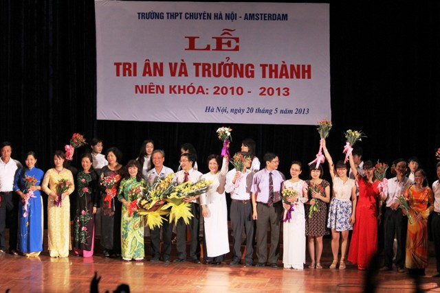 Lễ tri ân với các thầy cô được học sinh khối 12 tổ chức một cách đặc biệt long trọng.