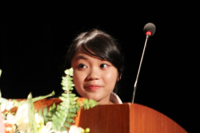 Và nhiều em đã xúc động rơi lệ.