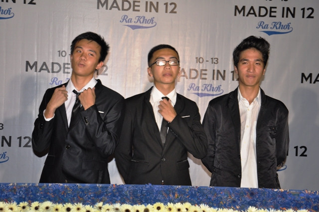 Những chàng trai cùng lớp chụp ảnh chung làm kỉ niệm