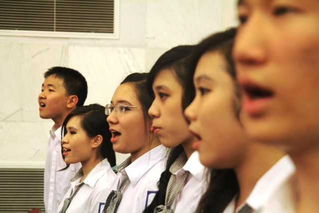 Nghiêm trang hát Quốc ca.