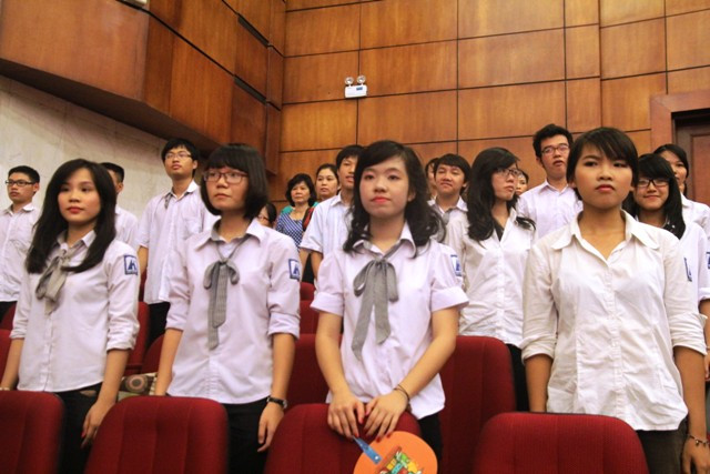 Những học sinh khối 12 này sau đây sẽ mỗi người một ngả, mỗi người chọn một con đường đi khác nhau nhưng các em đều có con đường chung là góp công xây dựng quê hương, đất nước ngày một giàu đẹp.