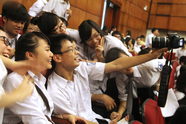 Và tranh thủ chụp những bức ảnh cùng bạn trong lớp làm kỉ niệm.