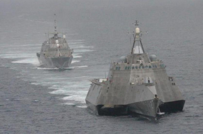 Tàu tuần duyên USS Freedom và USS Independence (chạy trước) của Hải quân Mỹ Tàu tuần duyên USS Freedom và USS Independence (chạy trước) của Hải quân Mỹ