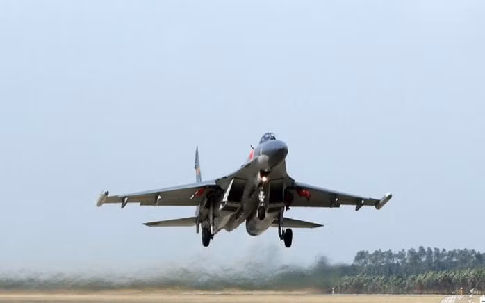 Trung đoàn 6 sư đoàn 2 thuộc Đại quân khu Quảng Châu trang bị 24 máy bay chiến đấu Su-27SK/UBK, triển khai ở căn cứ không quân Toại Khê, Trạm Giang, tỉnh Quảng Đông, Trung Quốc. Có tin cho biết, đơn vị này đã tiến hành huấn luyện bay Su-27 (trong hình) vào đầu tháng 1 năm 2015. Trung đoàn 6 sư đoàn 2 thuộc Đại quân khu Quảng Châu trang bị 24 máy bay chiến đấu Su-27SK/UBK, triển khai ở căn cứ không quân Toại Khê, Trạm Giang, tỉnh Quảng Đông, Trung Quốc. Có tin cho biết, đơn vị này đã tiến hành huấn luyện bay Su-27 (trong hình) vào đầu tháng 1 năm 2015.