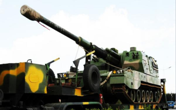 Pháo tự hành PLZ-05 155 mm của Quân đội Trung Quốc trên xe kéo Pháo tự hành PLZ-05 155 mm của Quân đội Trung Quốc trên xe kéo