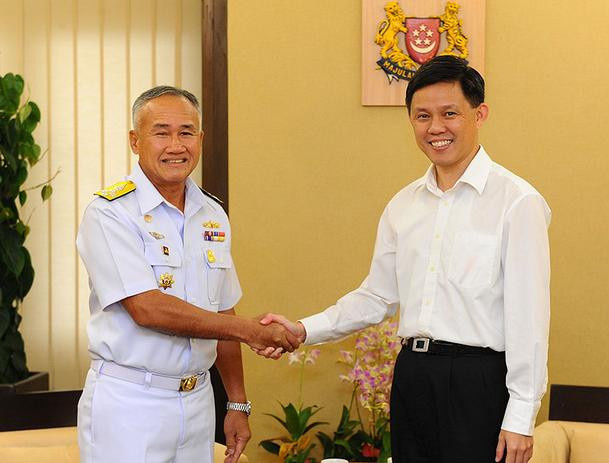 Tư lệnh Hải quân hoàng gia Thái Lan Kraisorn Chansuvanich (trái) Tư lệnh Hải quân hoàng gia Thái Lan Kraisorn Chansuvanich (trái)