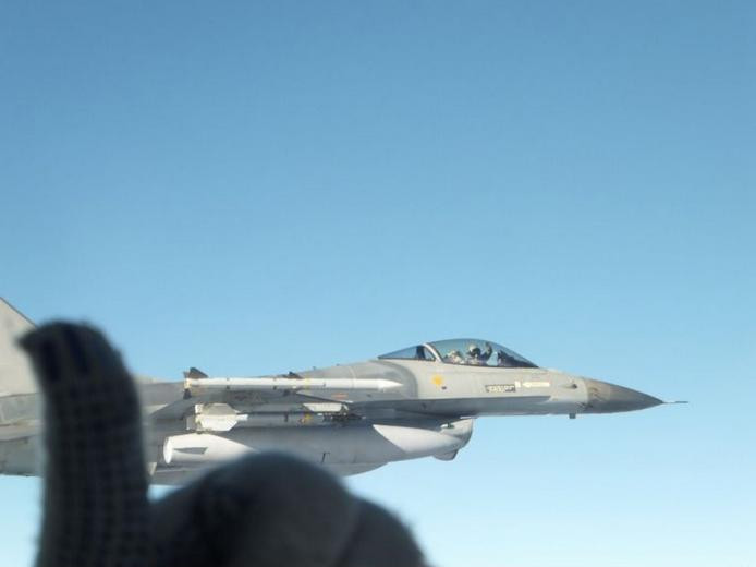 Máy bay chiến đấu F-16 của NATO giám sát Su-34 Nga Máy bay chiến đấu F-16 của NATO giám sát Su-34 Nga