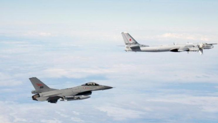 Máy bay chiến đấu F-16 của Không quân Na Uy đánh chặn máy bay chiến đấu ném bom Su-34 Nga ở cự ly rất gần Máy bay chiến đấu F-16 của Không quân Na Uy đánh chặn máy bay chiến đấu ném bom Su-34 Nga ở cự ly rất gần
