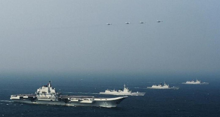 Ngày 23 tháng 12 năm 2013, biên đội tàu sân bay Liêu Ninh lần đầu tiên chạy theo biên đội ở Biển Đông Ngày 23 tháng 12 năm 2013, biên đội tàu sân bay Liêu Ninh lần đầu tiên chạy theo biên đội ở Biển Đông