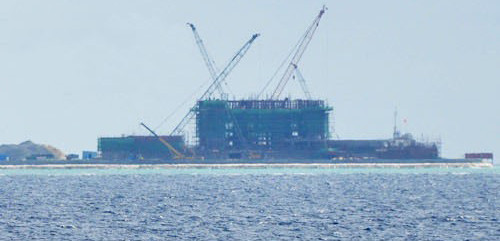 Hinh ảnh Trung Quốc xây dựng các công trình bất hợp pháp ở đá Gạc Ma trên mạng sina Trung Quốc ngày 9 tháng 12 năm 2014.