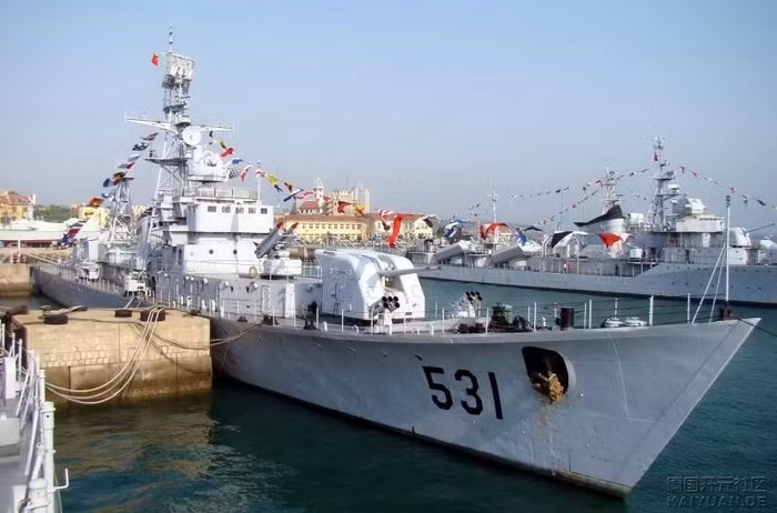 Tàu hộ vệ Ưng Đàm số hiệu 531 Type 053 của Hải quân Trung Quốc cũng từng cùng với tàu Tương Đàm 556 ăn cướp đá Gạc Ma của Việt Nam