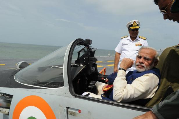Thủ tướng Ấn Độ Narendra Modi thị sát tàu sân bay INS Vikramaditya Thủ tướng Ấn Độ Narendra Modi thị sát tàu sân bay INS Vikramaditya