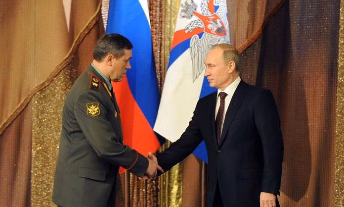 Tổng thống Nga Vladimir Putin (phải) bắt tay Tổng thống mưu trưởng Các lực lượng vũ trang Nga Valery Gerasimov