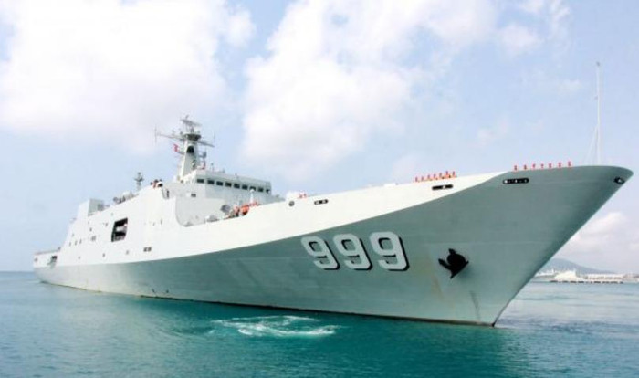 Tàu đổ bộ cỡ lớn Tỉnh Cương Sơn Type 071 thuộc Hạm đội Nam Hải, Hải quân Trung Quốc. Hải quân Trung Quốc hiện đã biên chế 3 chiếc và đều triển khai ở Biển Đôn