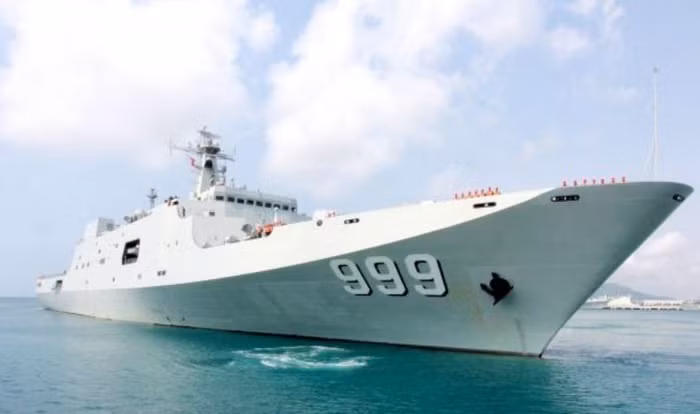 Tàu đổ bộ cỡ lớn Tỉnh Cương Sơn Type 071 thuộc Hạm đội Nam Hải, Hải quân Trung Quốc. Hải quân Trung Quốc hiện đã biên chế 3 chiếc và đều triển khai ở Biển Đôn