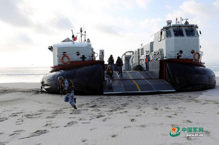 Tháng 8 năm 2014, Hạm đội Nam Hải, Hải quân Trung Quốc tổ chức tập trận đổ bộ quy mô lớn đánh chiếm đảo trên Biển Đông, trong hình là tàu đệm khí do Trung Quốc tự chế tham gia tập trận đổ bộ đánh chiếm đảo đá. Tháng 8 năm 2014, Hạm đội Nam Hải, Hải quân Trung Quốc tổ chức tập trận đổ bộ quy mô lớn đánh chiếm đảo trên Biển Đông, trong hình là tàu đệm khí do Trung Quốc tự chế tham gia tập trận đổ bộ đánh chiếm đảo đá.
