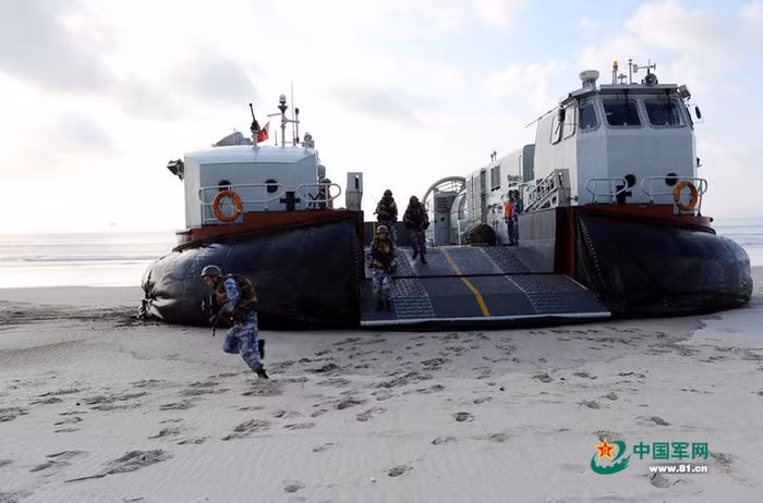 Tháng 8 năm 2014, Hạm đội Nam Hải, Hải quân Trung Quốc tổ chức tập trận đổ bộ quy mô lớn đánh chiếm đảo trên Biển Đông, trong hình là tàu đệm khí do Trung Quốc tự chế tham gia tập trận đổ bộ đánh chiếm đảo đá.