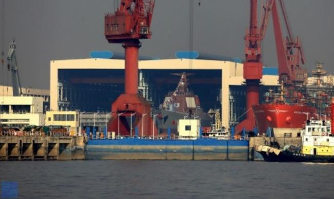 Tàu khu trục tên lửa 052D thứ sáu Trung Quốc sắp hạ thủy (nguồn mạng sina) Tàu khu trục tên lửa 052D thứ sáu Trung Quốc sắp hạ thủy (nguồn mạng sina)