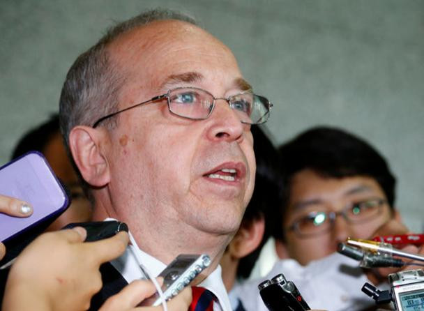 Trợ lý Ngoại trưởng Mỹ Daniel Russell phát biểu với báo giới