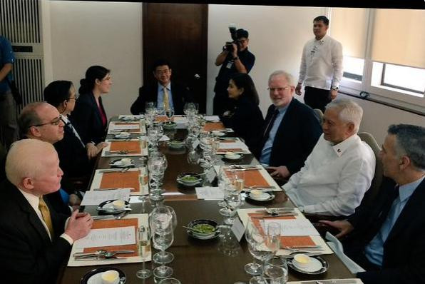 Trợ lý Ngoại trưởng Mỹ Daniel Russell và Trợ lý Bộ trưởng Quốc phòng Mỹ David Shear (trước đây là Đại sứ Mỹ tại Việt Nam) cùng với Ngoại trưởng Philippines Rosario