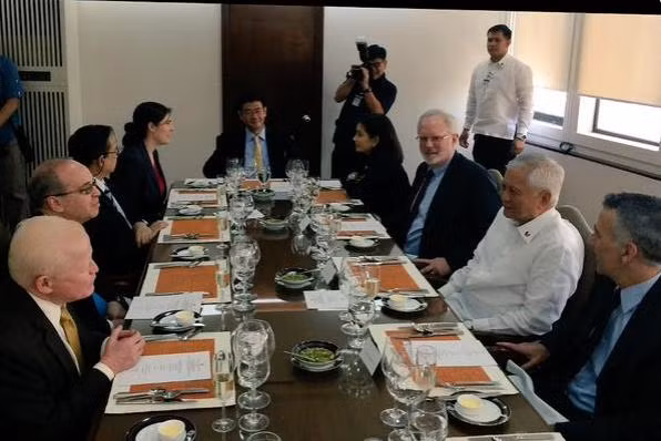 Trợ lý Ngoại trưởng Mỹ Daniel Russell và Trợ lý Bộ trưởng Quốc phòng Mỹ David Shear (trước đây là Đại sứ Mỹ tại Việt Nam) cùng với Ngoại trưởng Philippines Rosario Trợ lý Ngoại trưởng Mỹ Daniel Russell và Trợ lý Bộ trưởng Quốc phòng Mỹ David Shear (trước đây là Đại sứ Mỹ tại Việt Nam) cùng với Ngoại trưởng Philippines Rosario